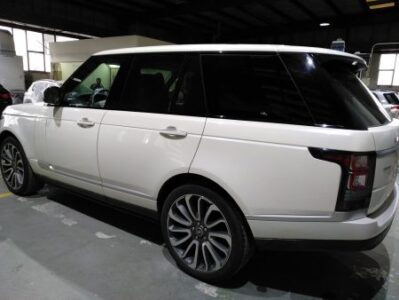 vista lateral izquedo de Range Rover Autobiografy